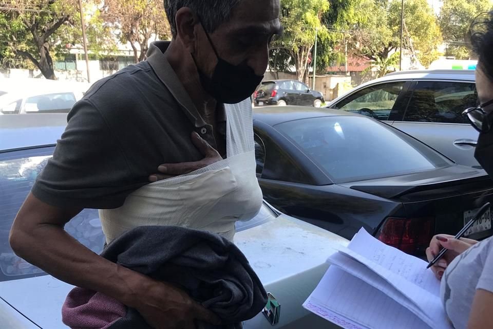 Eduardo Teja, de 63 años, pidió atención en diversas ocasiones porque le dolía un costado de su cuerpo y no podía mover un abrazo, pero no fue tratado hasta el hospital.