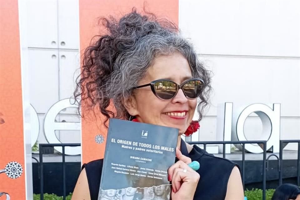 La escritora Bibiana Camacho compila El Origen de Todos los Males. Madres y Padres Autoritarios (Cal y Arena, 2022).