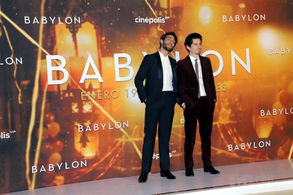 Damien Chazelle y Diego Calva en la alfombra roja del filme 'Babylon', en la Ciudad de México.