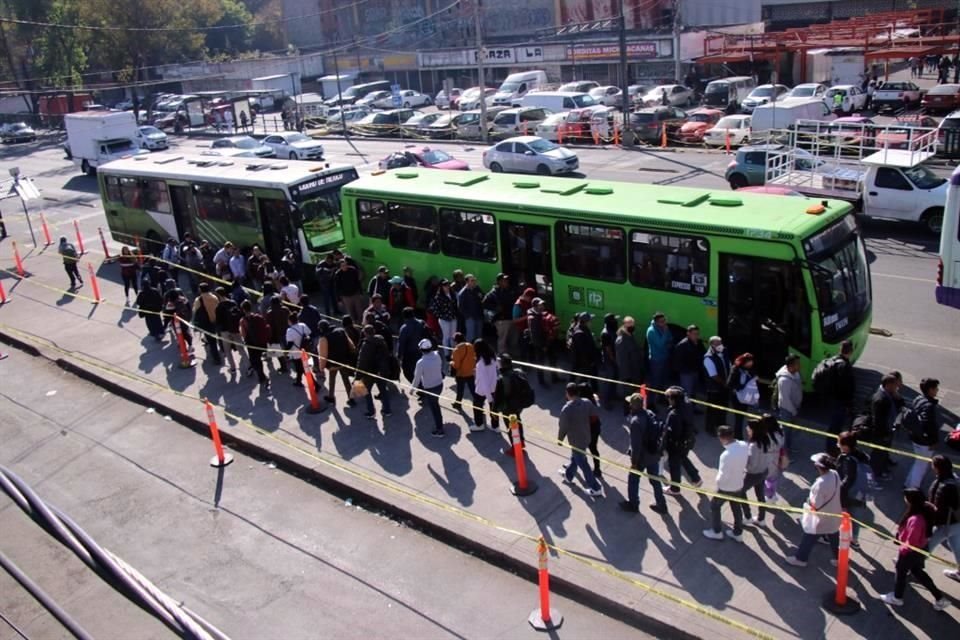 La suspensión de cuatro estaciones ocasionó que varios usuarios manifestaran su enojo por la alta demanda del transporte provisional.