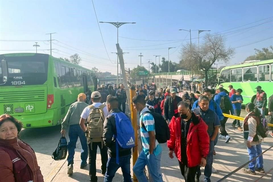 Usuarios de la Línea 3 padecen filas para abordar transportes emergentes en Indios Verdes a falta de servicio por el choque del sábado.