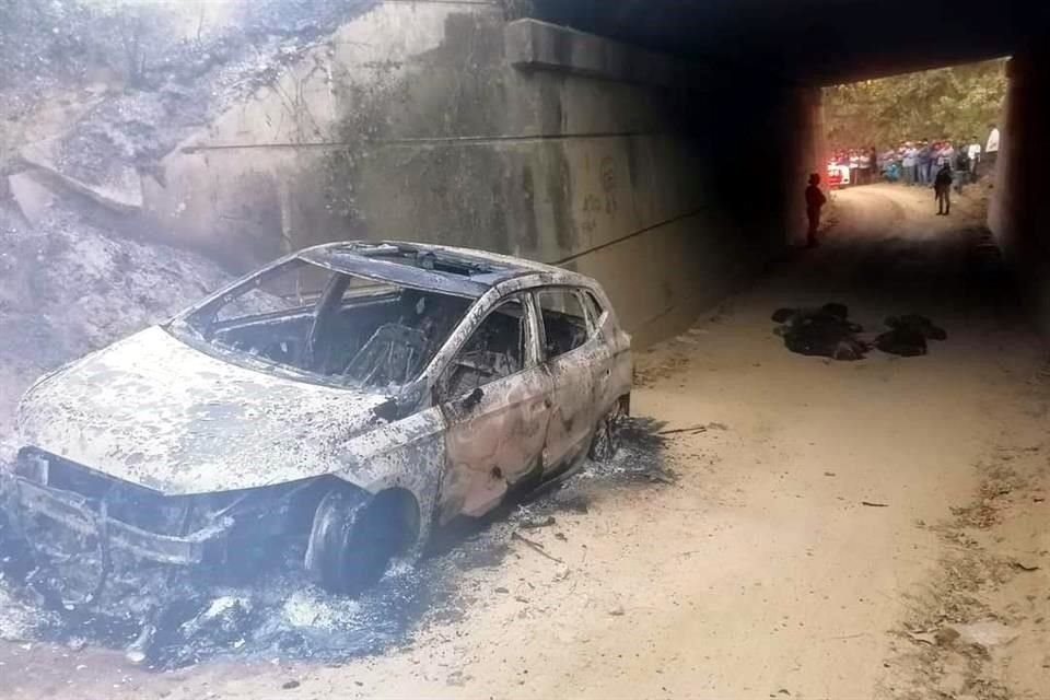 Personal de la Fiscalía de Guerrero acudió al sitio del hallazgo, reportado este lunes.