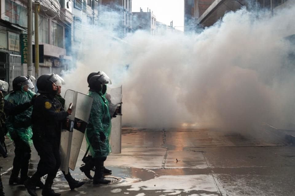 Policía antidisturbios se enfrenta a manifestantes en Puno.