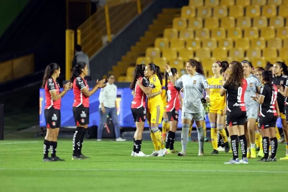 El Atlas homenajeó a Tigres Femenil por su título del torneo pasado con un pasillo al inicio del encuentro.