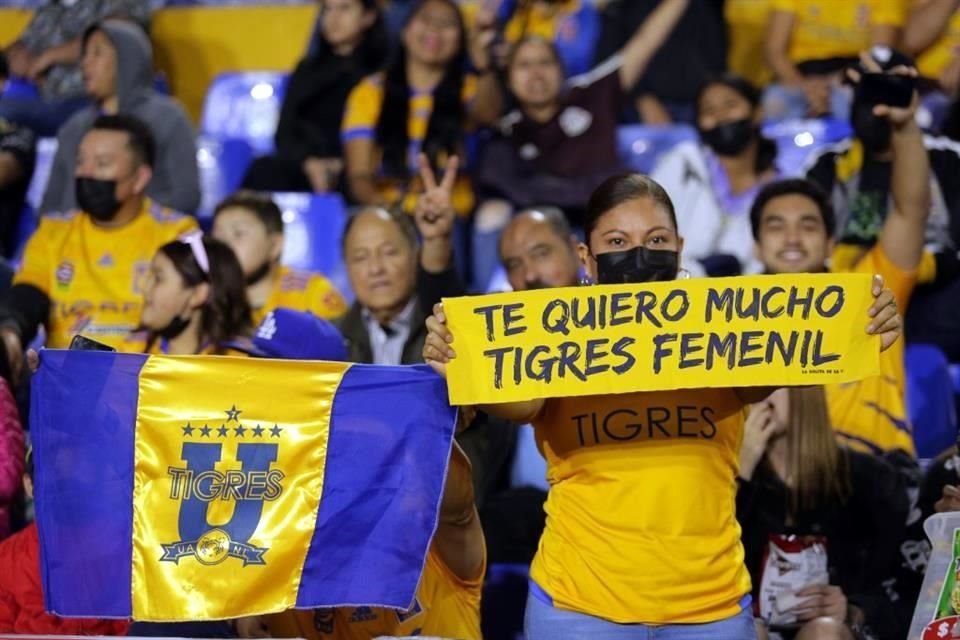 El ya clásico apoyo de la afición 'incomparable' a sus felinas.