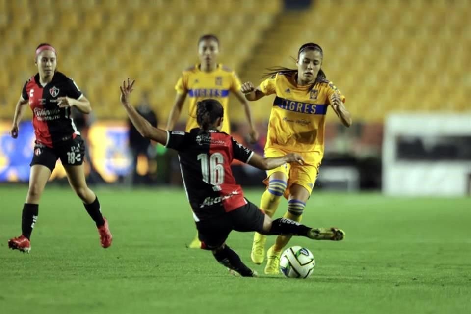 Daniela Cruz se barre buscando, sin éxito, sacarle el balón a Lizbeth Ovalle.