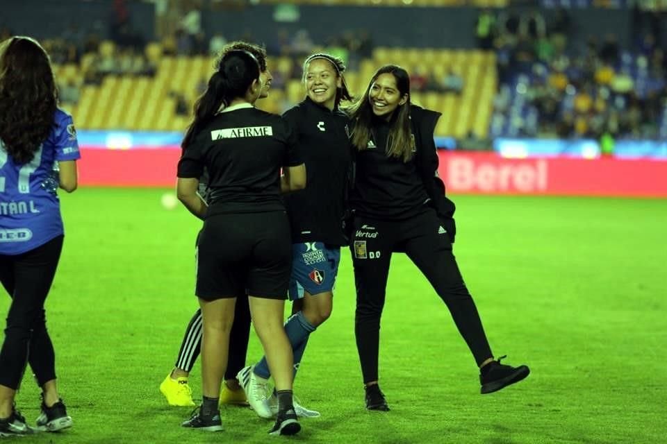 Vania Villalobos, ex portera de Tigres Femenil, saludando a sus ex compañeras.