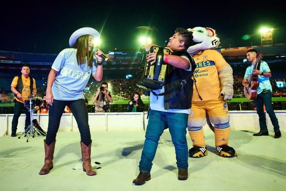 Sánchez cantó junto al grupo El Plan, éxitos como 'No se va' y 'Señores, soy de Tigres'.