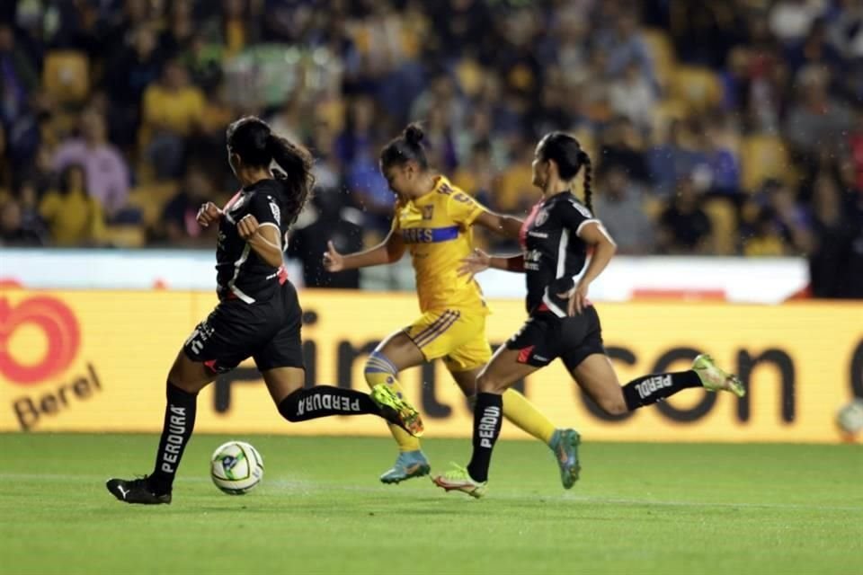 Belén Cruz se aproxima al área rojinegra ante una doble marca.