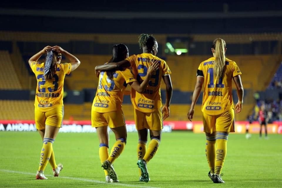Uchenna Kanu (tercera, izq. a der.) se prendió y marcó tres goles.