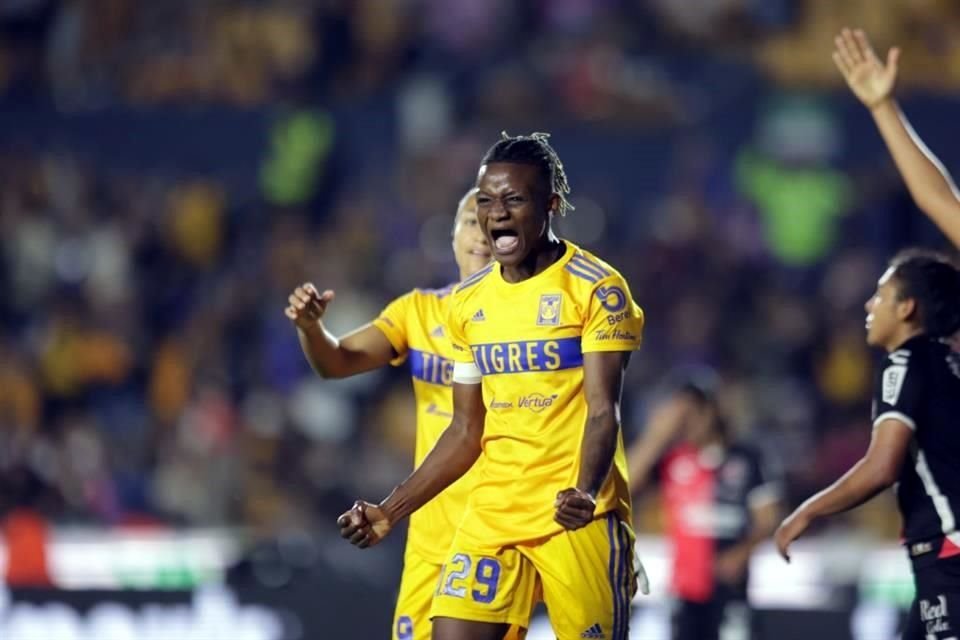 El eufórico festejo de Kanu tras su explosivo estreno.