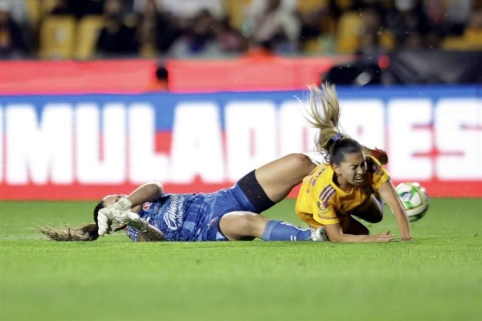 El fuerte choque de rodillas entre Ana Gaby Paz y Anika Rodríguez.
