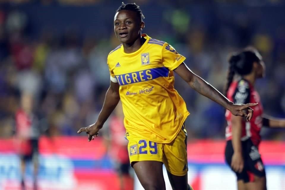 Uchenna Kanu festejando uno de sus tantos.