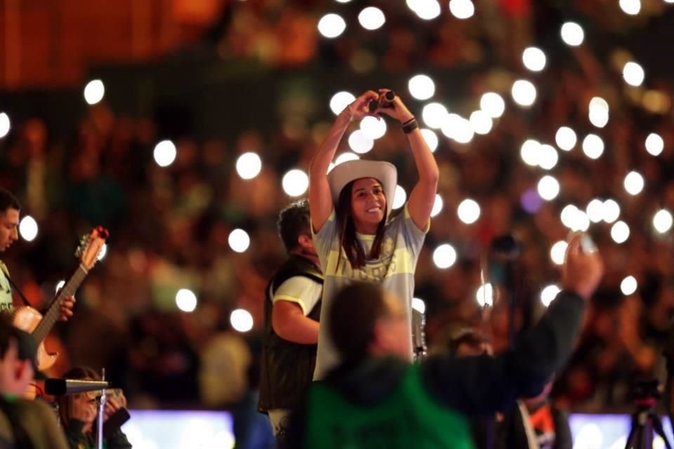 María Sánchez, ex jugadora de Tigres Femenil, cantó en el medio tiempo del partido y fue ovacionada por la afición.