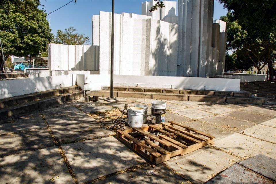 Basura, excrementos humanos y abandono brotan en este espacio de la Colonia Moderna.