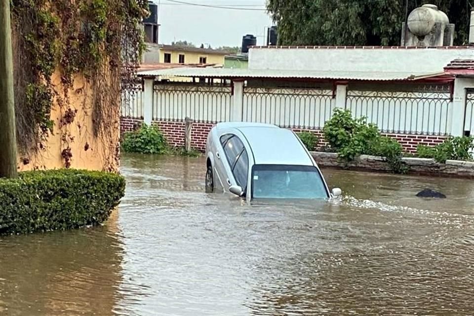 Un socavón, un coche hundido, calles inundadas y, al menos, 30 casas afectadas en la Colonia Izcalli Ecatepec por la fuga de agua.