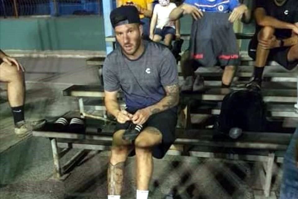 El delantero francés juega en una liga de futbol 7 de San Pedro.