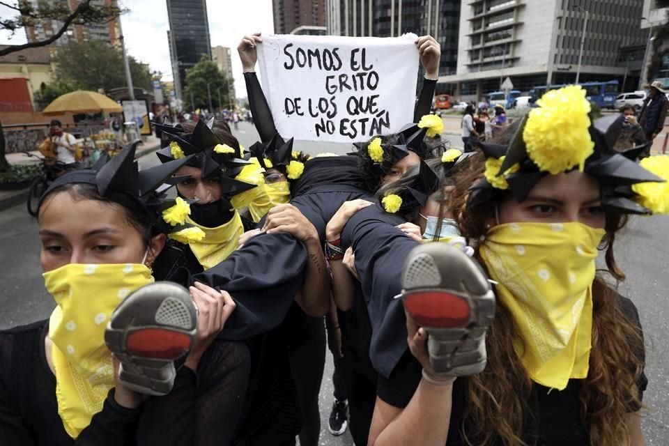 Un grupo de universitarios marcha en Bogotá, Colombia.