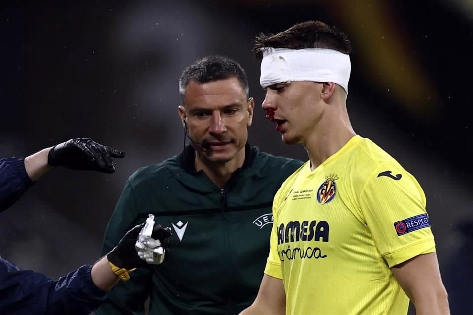 Juan Foyth tuvo que se atendido, tras un fuerte golpe que recibió de Paul Pogba.