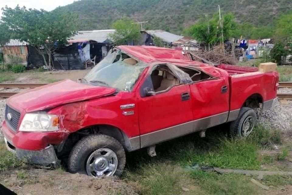 María Esther Nieto López, de 20 años, conductora de la camioneta Ford F150, resultó con golpes que no ponen en riesgo su vida.