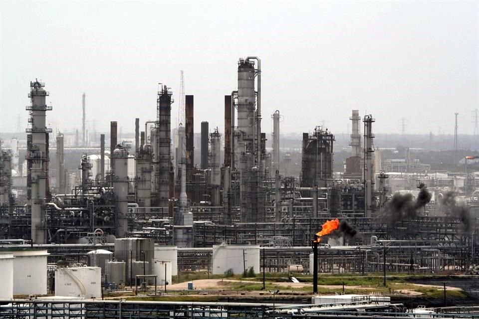 Pemex evalúa los daños causados por el incendio en la refinería Deer Park, ubicada en Texas.