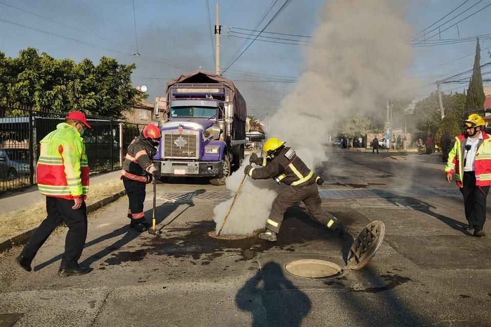 De la red de drenaje, vecinos vieron salir humo la mañana de este miércoles en calles de la Colonia Bosques del Centinela, en Zapopan.