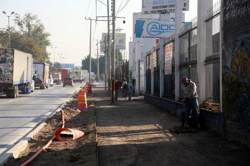 Cierres viales por obras en Lázaro Cárdenas han afectado a negocios.