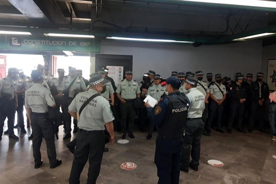 Policías de CDMX vigilarán en el Metro junto con GN, dijo Sheinbaum.