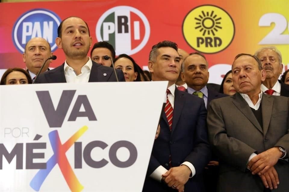 CONFIRMADO. Los dirigentes Marko Cortés, PAN; Alejandro Moreno, PRI; y Jesús Zambrano, PRD, validaron el acuerdo electoral para 2023 y 2024.