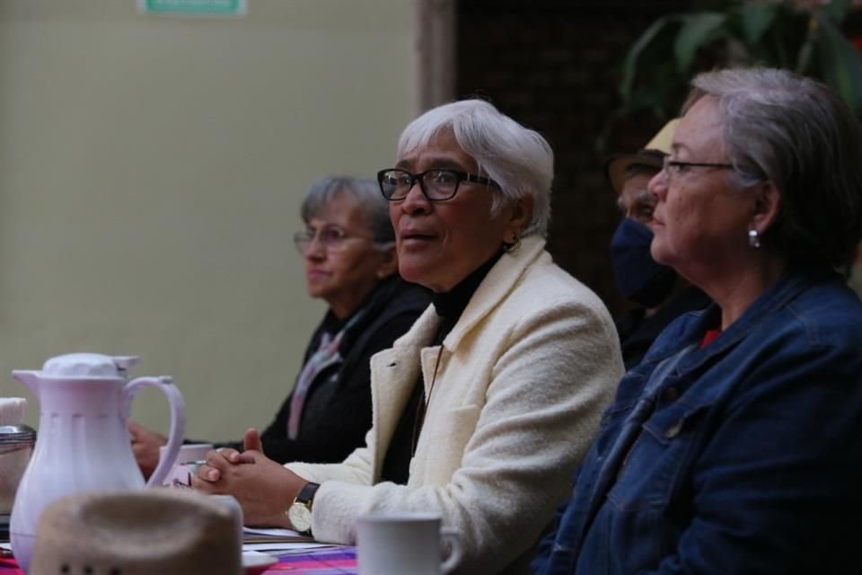 Josefina Ramirez, Pedro Leon Corrales, Raquel Gutiérrez Najera, Alejandrina Maciel, y Luis Morales Suárez de IDEA en rueda de prensa.