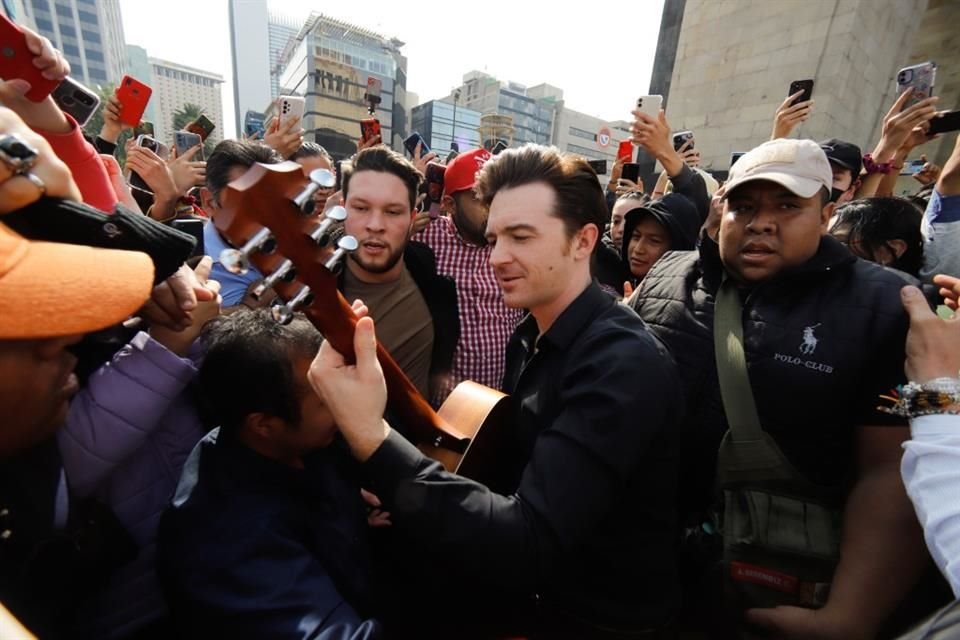 Drake Bell desató furor entre sus fanáticos que llegaron al Monumento a la Revolución para participar en la grabación de un video musical.