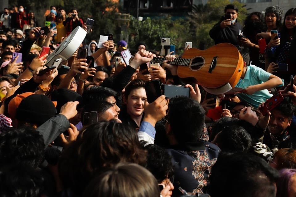 Cientos de seguidores se congregaron en el Monumento a la Revolución para ver de cerca a Drake Bell para la grabación de su video, 'La Camisa Negra'.