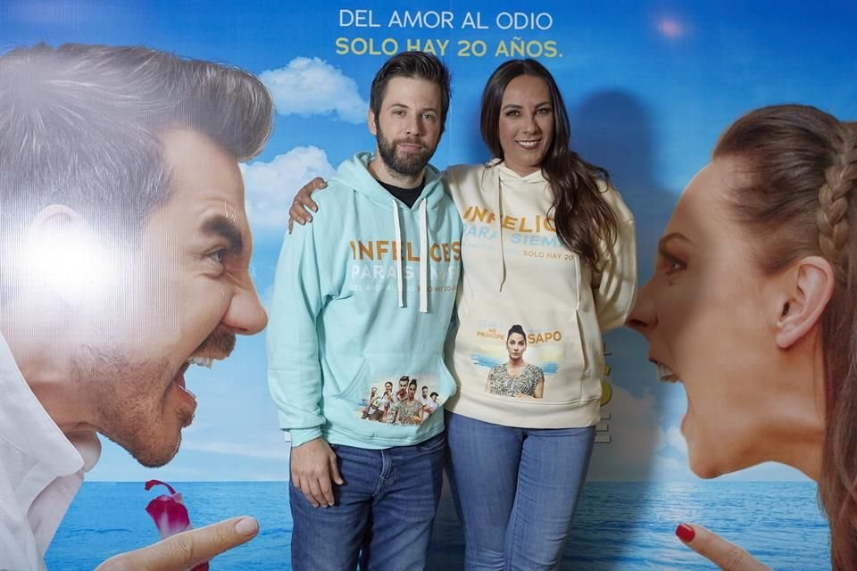 Consuelo Duval celebra su participación en 'Infelices Para Siempre', primera película que protagoniza. Comparte créditos con Luis Arrieta (izquierda).