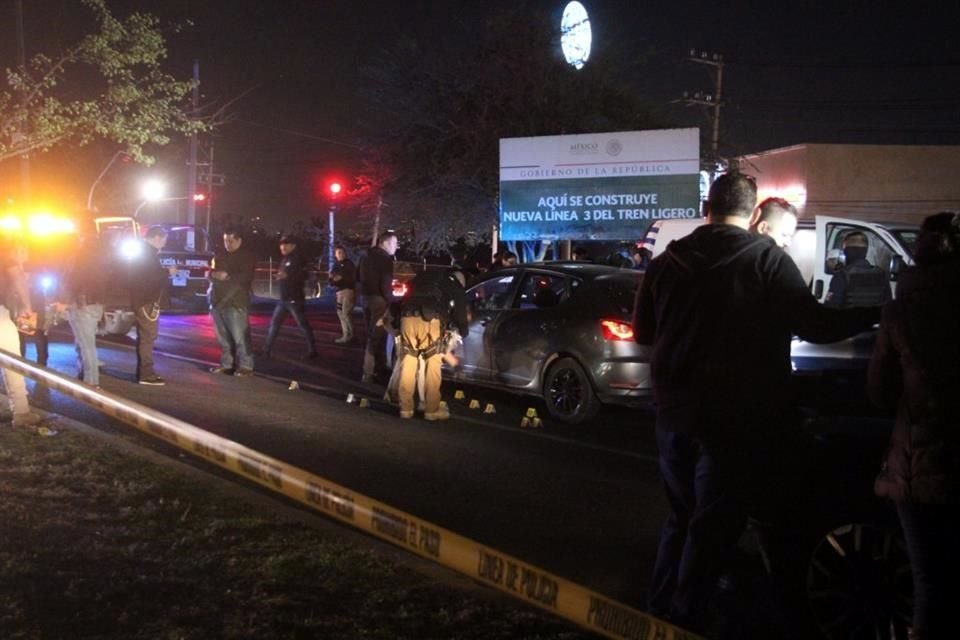 El tiempo que dura una luz roja bastó para que sicarios asesinaran a dos automovilistas en la Avenida Juan Gil Preciado, en Zapopan.