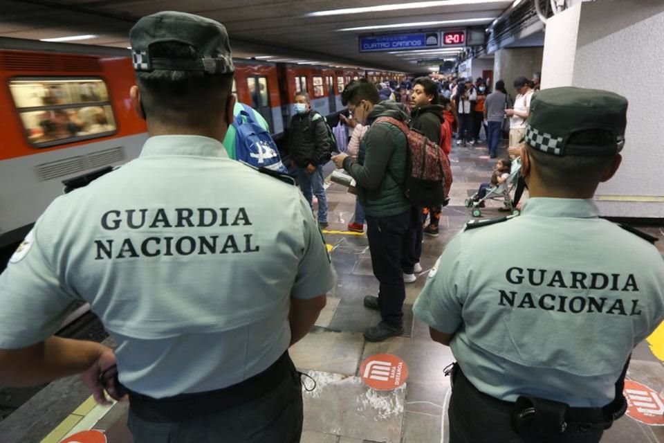 Usuarios del Metro se mostraban escépticos ante la llegada de la GN, pidiendo que mejor den mantenimiento a las líneas y vagones.