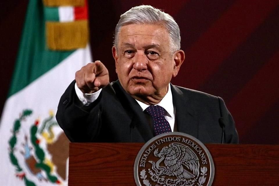 AMLO durante conferencia mañanera en Palacio Nacional.