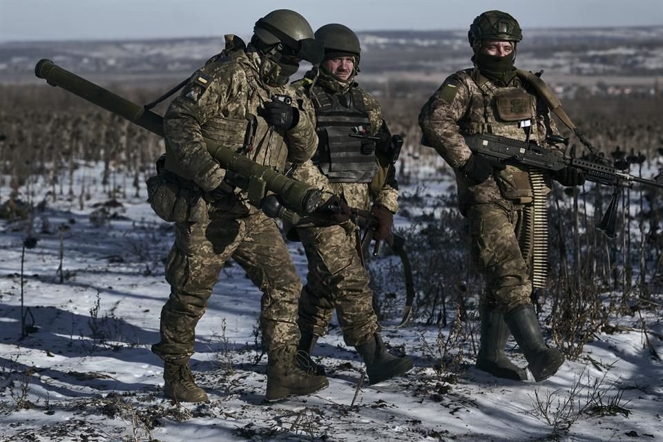 Soldados toman posiciones en el frente cerca de Soledar, en la provincia de Donetsk, Ucrania.