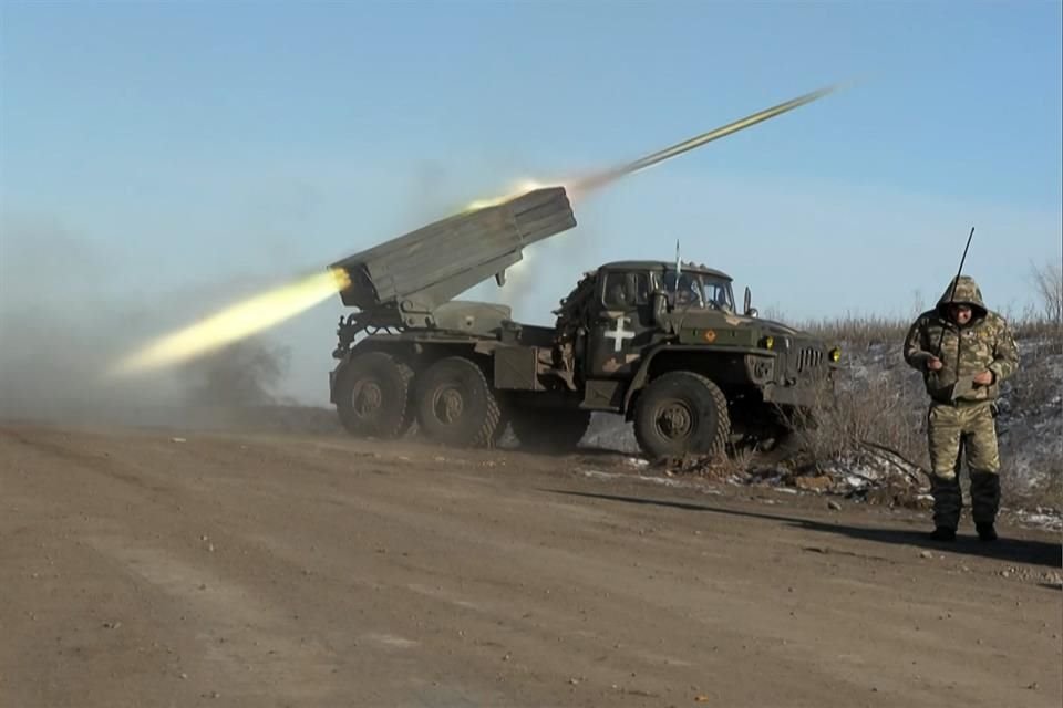 Un miembro del Ejército de Ucrania mira hacia otro lado mientras un lanzacohetes BM-21'Grad' MLRS de 122 mm dispara en las afueras de Soledar.