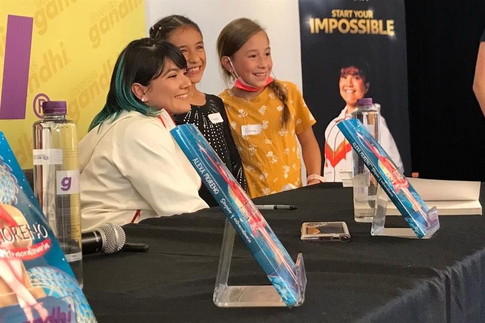 Alexa Moreno atendió a las pequeñas que entusiasmadas llevaban su libro para una firma.