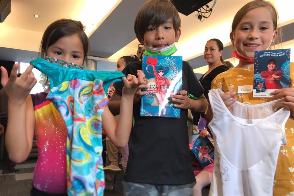 Los niños entusiasmados con sus regalos.