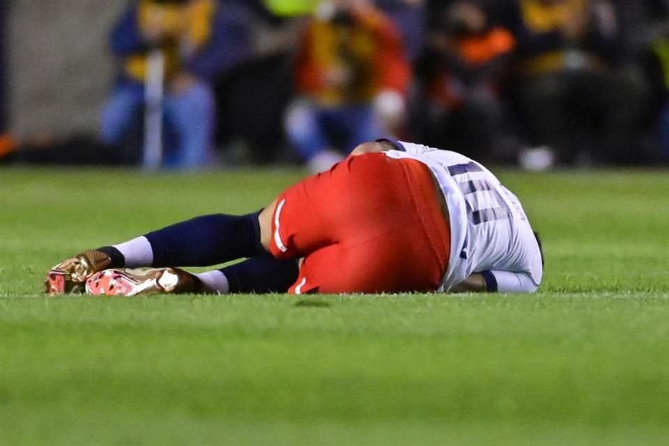 a las Chivas se le vino la noche, cuando Alexis Vega se lesionó solo en el medio campo. El delantero acusó un fuerte dolor en la rodilla y salió con lágrimas del terreno de juego desde el minuto 50. 