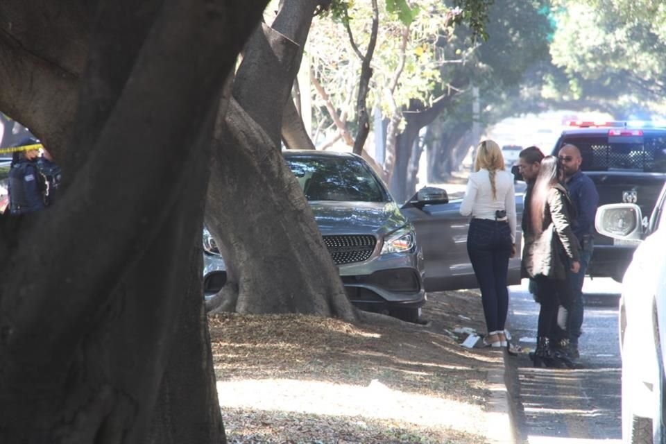 El copiloto del carro, de aproximadamente 65 años, murió en el lugar con varias heridas de bala.