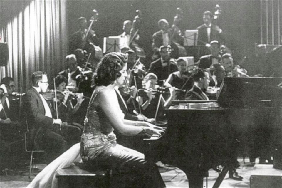A los cuatro años empezó a tocar el piano y a los seis dio su primer recital.