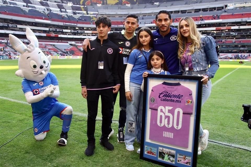 Antes de comenzar el partido, Cruz Azul reconoció a Jesús Corona por sus 650 partidos en la Liga MX.