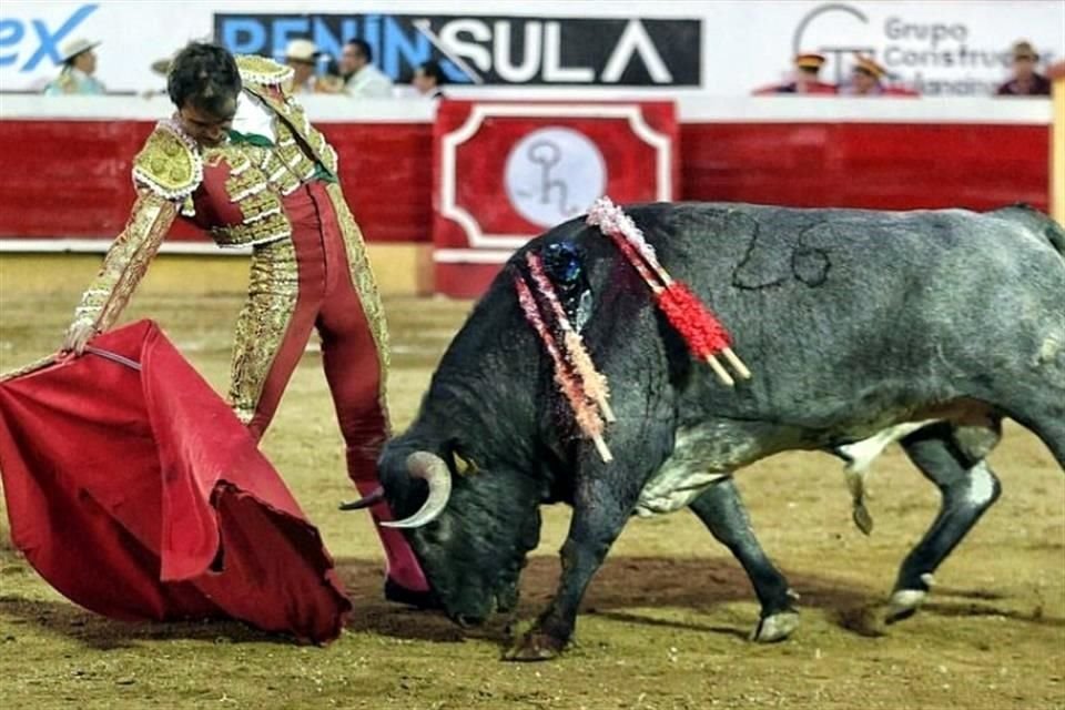 Arturo Macías hizo bien las cosas y lució con la muleta.