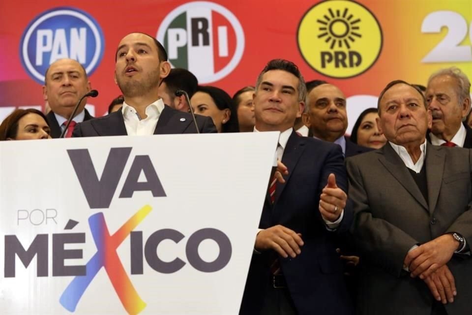 Los dirigentes panistas Marko Cortés (PAN), Alejandro Morenao (PRI) y Jesús Zambrano (PRD).