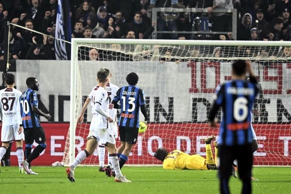 Guillermo Ochoa y Salernitana fueron goleados por Atalanta.