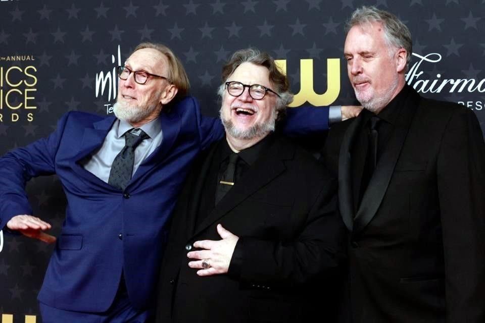 Los cineastas Henry Selick, Guillermo del Toro y Mark Gustafson a su llegada a la gala de los Critics' Choice Awards, donde 'Pinocho', del mexicano, triunfó como Mejor Película Animada.