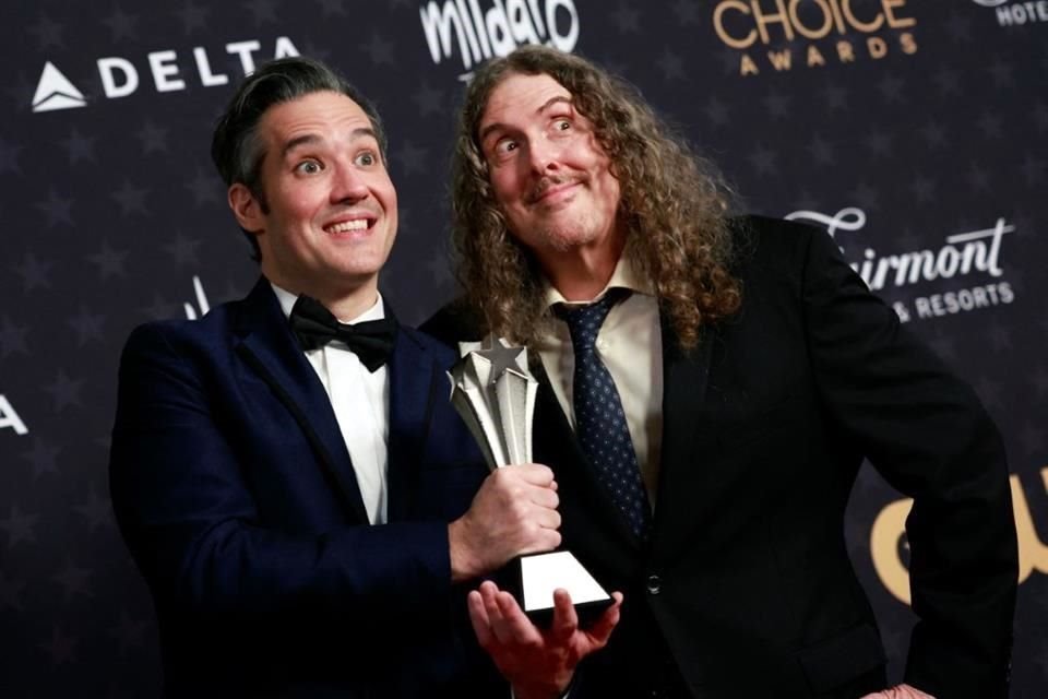 El director Eric Appel y el cantante 'Weird Al' Yankovic posan en la sala de prensa con el premio a Mejor Película Hecha para Televisión, por 'Weird: The Al Yankovic Story'.