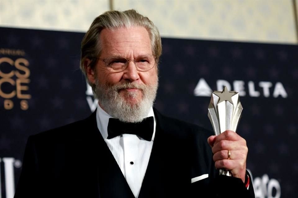 El legendario Jeff Bridges fue honrado con el Lifetime Achievment Award, por los logros de su carrera como actor.